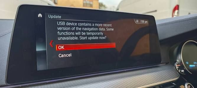 Hlásenie: USB obsahuje novšiu verziu navigačných dát, spustiť aktualizáciu?